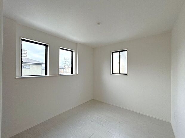 【室内】☆5.4帖洋室☆小窓が光を分散してお部屋全体に明るい光を取り込みます♪