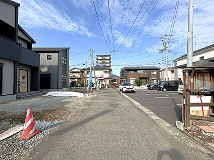 前面道路含む外観