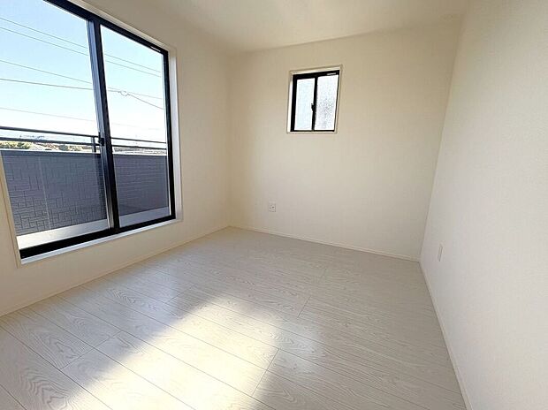 【室内】☆東側5.2帖洋室☆バルコニーに面した明るいお部屋♪