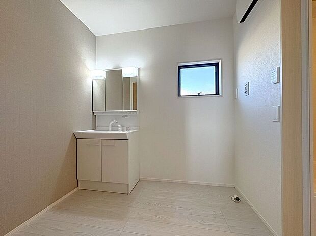 【洗面】☆洗面脱衣室☆ゆとりのある広さの洗面脱衣室♪洗面台は使い勝手の良い三面鏡仕様♪鏡裏にも収納スペースしっかり完備♪