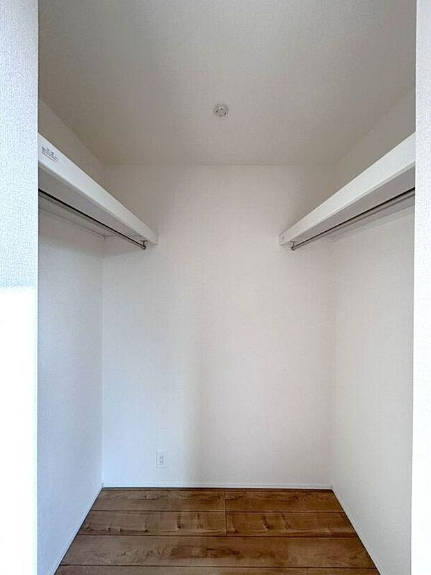 【収納】☆WIC(8帖洋室)☆たっぷり収納いただけるので、毎日のコーディネートが楽しくなります♪