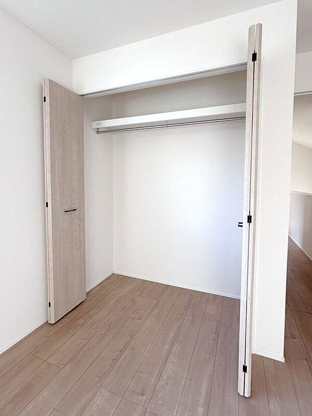 【収納】☆クローゼット(6帖洋室)☆容量大きめなので、お部屋がすっきり片付きます♪