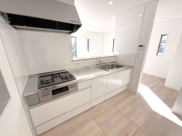 【キッチン】☆キッチン☆白を基調とした明るい雰囲気のキッチン♪対面キッチンで家族との会話もはずみます♪床下収納も完備でしっかり収納!