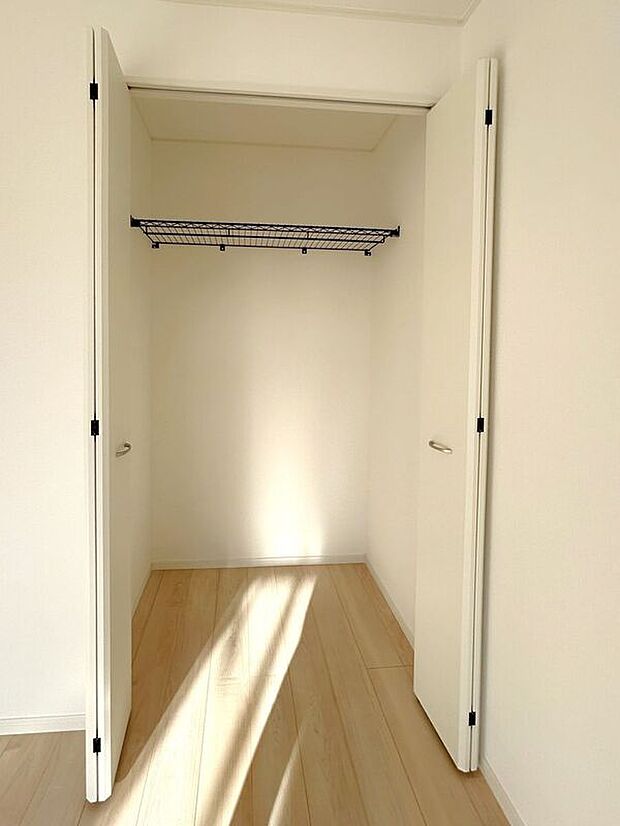 【収納】☆クローゼット(6帖洋室)☆容量大きめなので、お部屋がすっきり片付きます♪