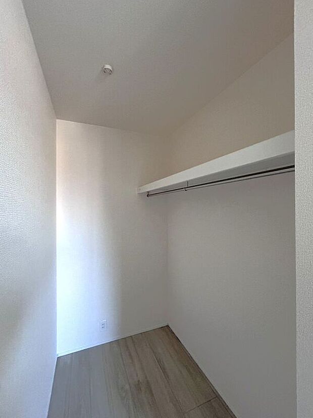 【収納】☆WIC(6.75帖洋室)☆たっぷり収納いただけるので、毎日のコーディネートが楽しくなります♪