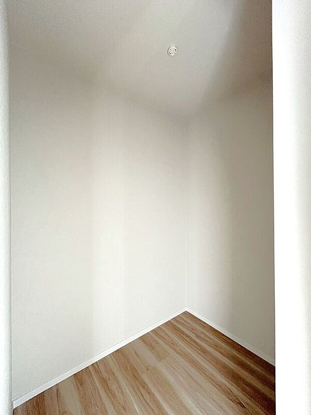 【収納】☆WIC(9帖洋室)☆たっぷり収納いただけるので、毎日のコーディネートが楽しくなります♪