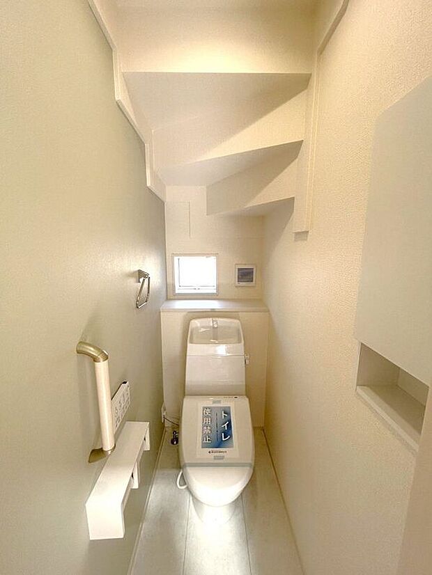 【トイレ】☆トイレ☆忙しい朝も安心の各階設置♪冬場特に重宝する温水便座機能付き♪小窓が付いているので換気もしっかり行えます♪