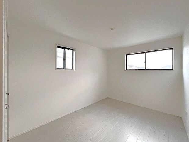 【室内】☆洋室B☆お部屋全体に光が行き渡る高窓の付いたお部屋♪