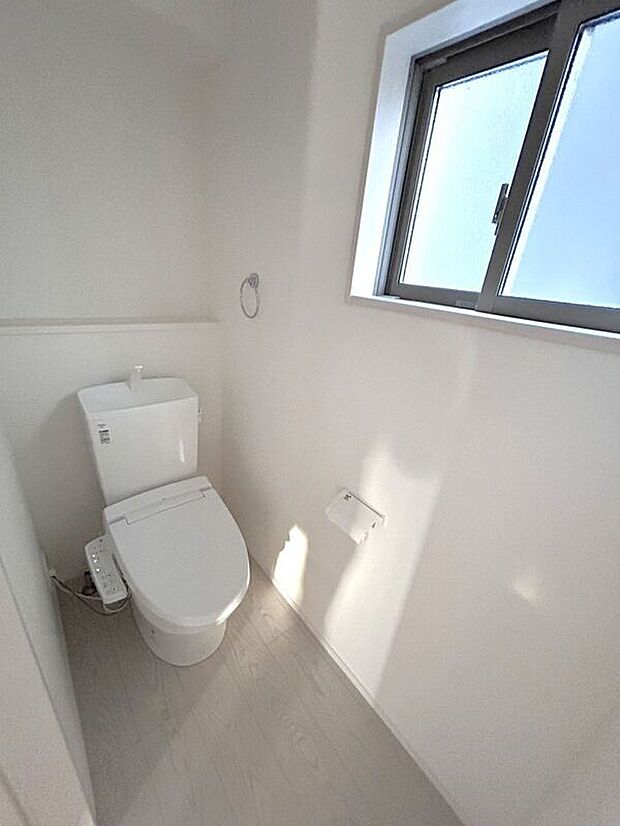 【トイレ】☆トイレ☆忙しい朝も安心の各階設置♪冬場特に重宝する温水便座機能付き♪小窓が付いているので換気もしっかり行えます♪