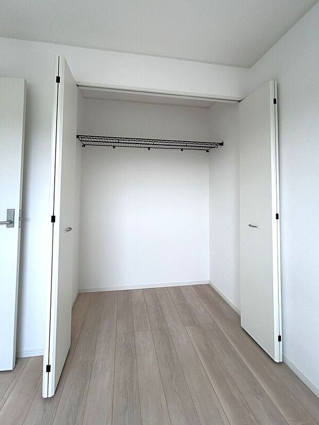【収納】☆クローゼット(4.5帖洋室)☆容量大きめなので、お部屋がすっきり片付きます♪