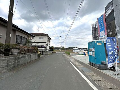 前面道路含む外観