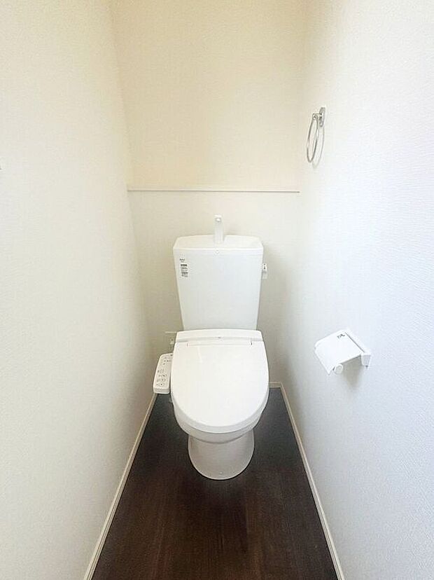 【トイレ】☆トイレ☆各階に設置。忙しい朝や来客時も安心です♪温水洗浄便座付♪