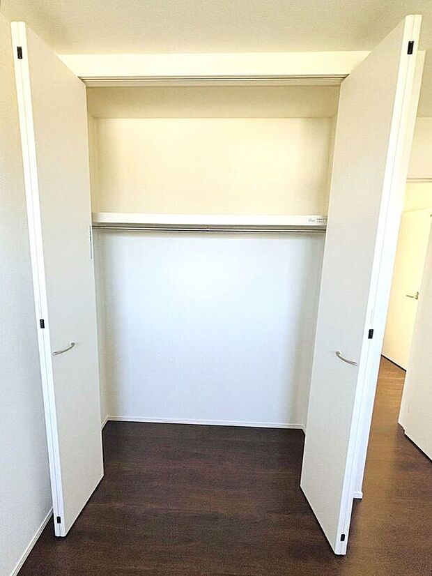【収納】☆クローゼット(洋室B)☆棚がついているのでスペースを無駄にすることなくたっぷり収納いただけます♪
