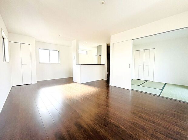 【リビング】☆リビング☆濃いブラウン系のフローリングなので、ヴィンテージや和テイストなど、お好みのインテリアスタイルを楽しむことができます(^^♪