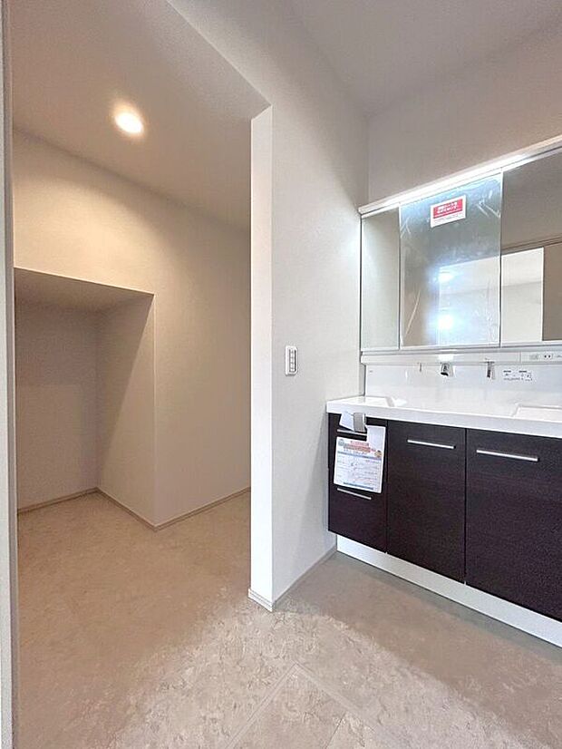 【洗面】☆洗面脱衣室☆ゆとりのある広さの洗面脱衣室♪洗面台は使い勝手の良い三面鏡仕様♪鏡裏にも収納スペースしっかり完備♪