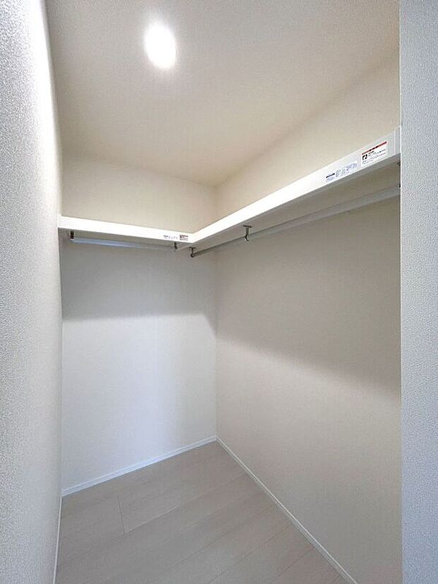 【収納】☆WIC(5帖洋室)☆収納力の高いウォークインクローゼット♪大物やシーズンオフの収納に便利です♪
