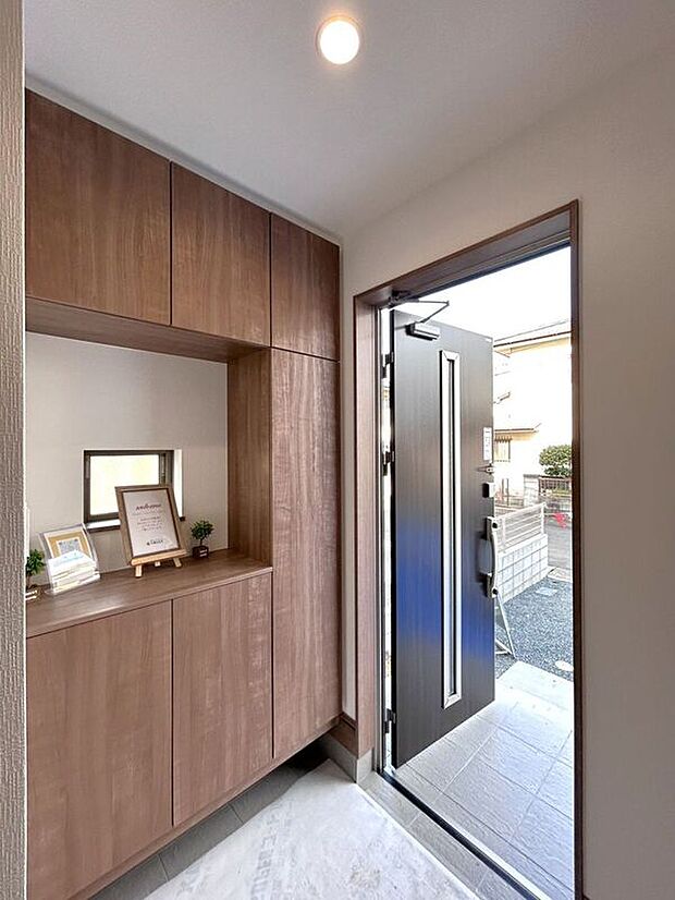 【玄関】☆玄関スペース☆天井まである大きなシューズボックス♪たくさん収納出来て玄関スッキリ片付きます♪