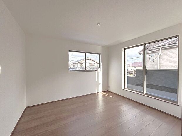 【寝室】☆7帖洋室☆バルコニーに面した明るいお部屋♪WICを備えており、主寝室におすすめです♪