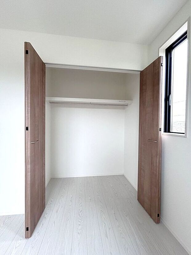 【収納】☆クローゼット(6.5帖洋室)☆棚がついているのでスペースを無駄にすることなくたっぷり収納いただけます♪