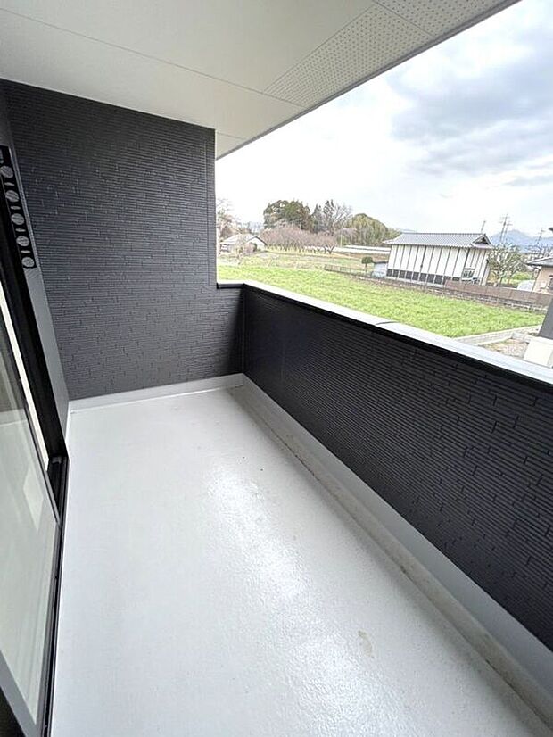 【バルコニー】☆バルコニー☆お部屋を介さず階段を上ってすぐ出入り出来るので、お洗濯もスムーズに行えます♪