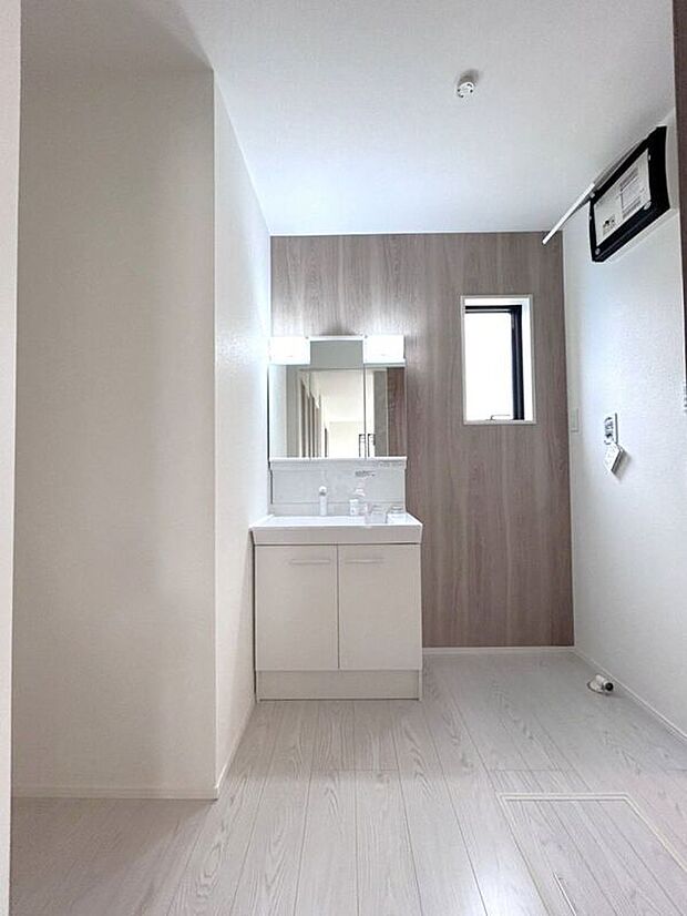 【洗面】☆洗面脱衣室☆ゆとりのある広さの洗面脱衣室♪洗面台は使い勝手の良い三面鏡仕様♪鏡裏にも収納スペースしっかり完備♪