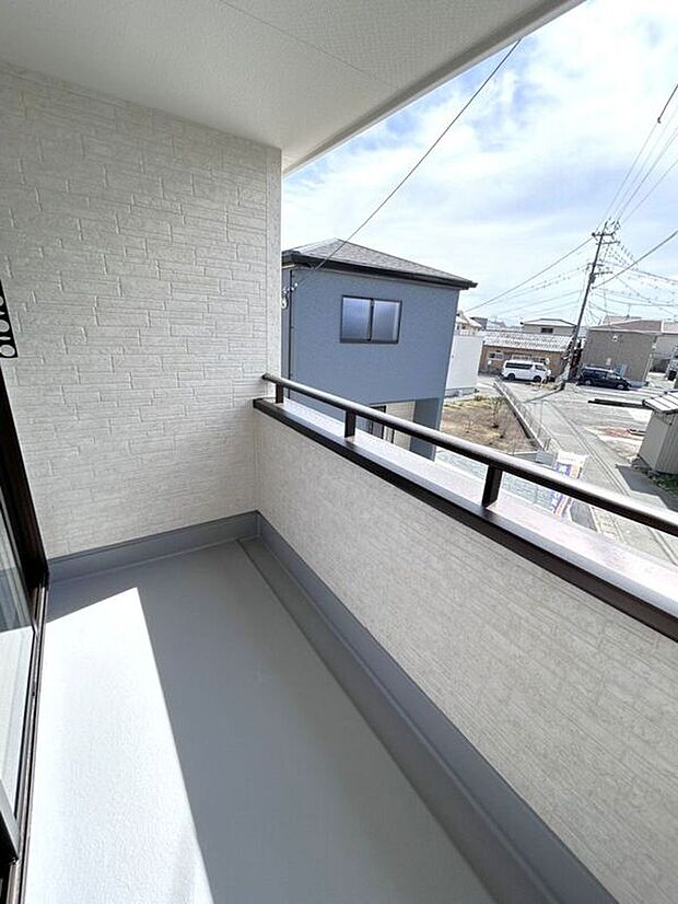 【バルコニー】☆バルコニー☆一部屋根が付いたインナーバルコニー♪急な雨からもお洗濯物を守ってくれます♪仕事や買い物で外出していても安心です♪