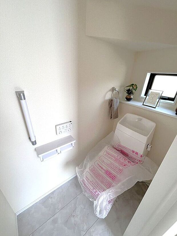 【トイレ】☆トイレ☆忙しい朝も安心の各階設置♪冬場特に重宝する温水便座機能付き♪小窓が付いているので換気もしっかり行えます♪