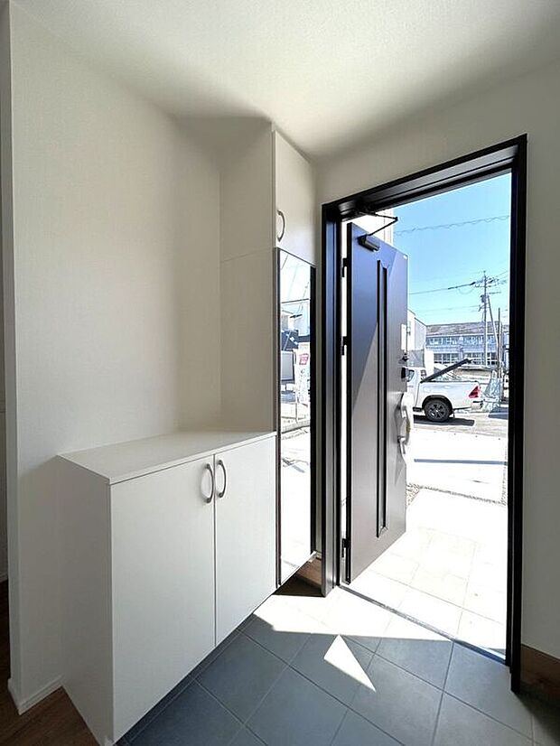 【玄関】☆シューズボックス☆ホワイト調のシューズBOXは玄関を明るく見せてくれます♪飾り棚にはお花屋写真など好みのものを飾れます♪(^^♪