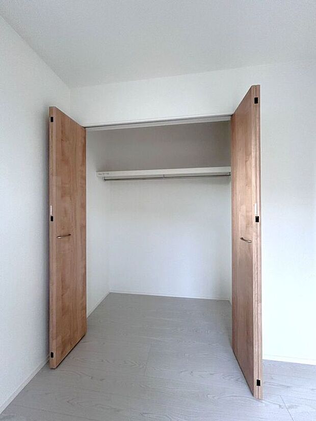 【収納】☆クローゼット（5帖洋室）☆棚がついているのでスペースを無駄にすることなくたっぷり収納いただけます♪