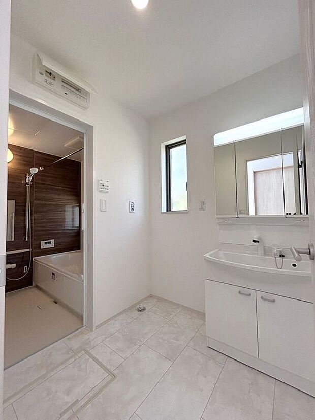 【洗面】☆洗面脱衣室☆ゆとりのある広さの洗面脱衣室♪洗面台は使い勝手の良い三面鏡仕様♪鏡裏にも収納スペースしっかり完備♪