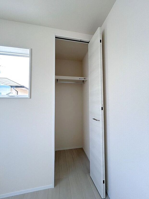 【収納】☆クローゼット（6帖洋室）☆棚がついているのでスペースを無駄にすることなくたっぷり収納いただけます♪