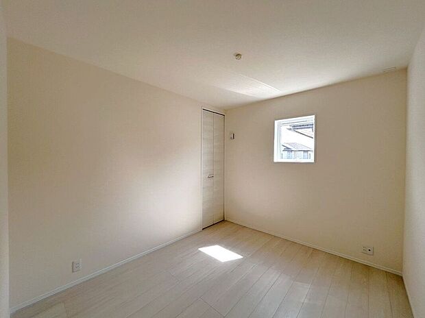 【洋室】☆5.2帖洋室☆シンプルで使いやすいお部屋♪家具の配置もしやすい間取りです♪