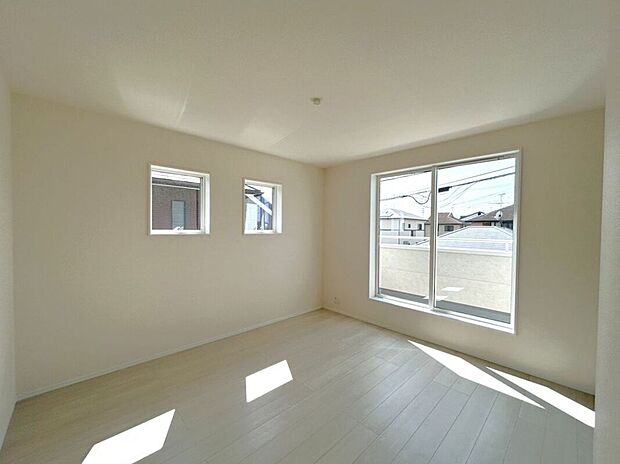 【寝室】☆7.5帖洋室☆バルコニーに面した明るいお部屋♪W.I.Cを備えており主寝室におススメ♪