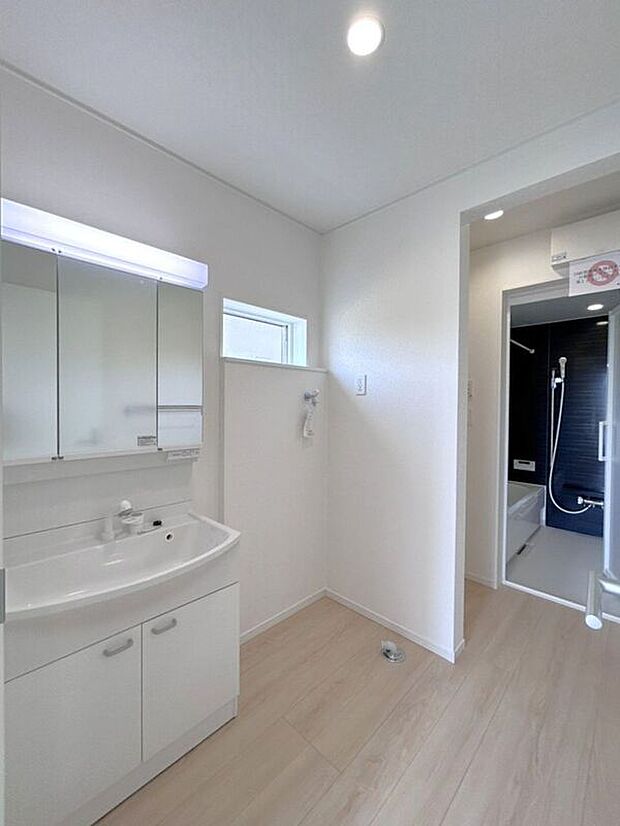 【洗面】☆洗面脱衣室☆ゆとりのある広さの洗面脱衣室♪洗面台は使い勝手の良い三面鏡仕様♪鏡裏にも収納スペースしっかり完備♪