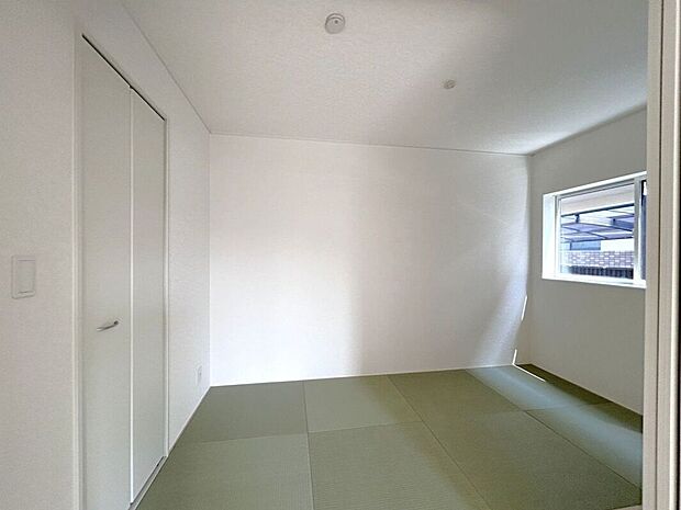 【室内】☆和室☆やさしい畳の香りに包まれる和室。家族のくつろぎスペースとしても活躍します♪