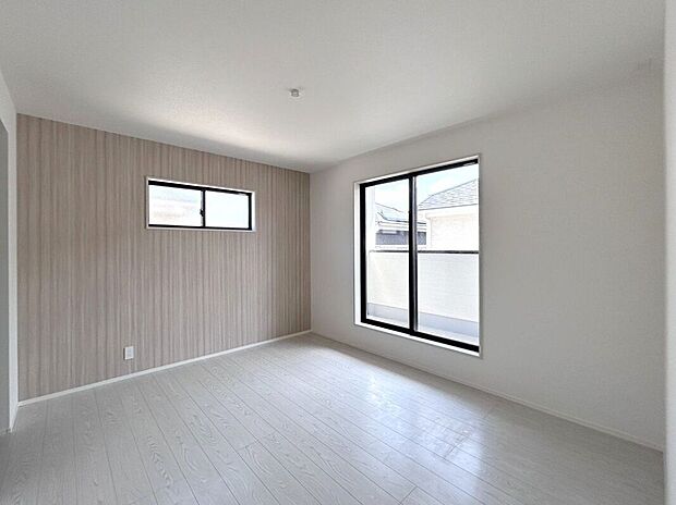 【寝室】☆7.0帖洋室☆主寝室におすすめ♪南面バルコニー付き7.0帖♪大窓×小窓の2面採光で明るく開放的な空間♪