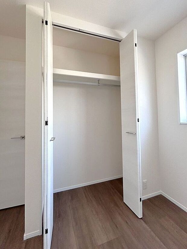 【収納】☆クローゼット（5.3帖洋室）☆棚がついているのでスペースを無駄にすることなくたっぷり収納いただけます♪