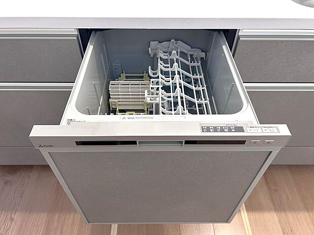【その他設備】☆食器洗浄乾燥機☆日々の家事タイムを助ける強い味方♪機能性だけでなくお洒落なデザインも魅力です♪食事後の時間をお子様や旦那様とのゆとり時間に♪