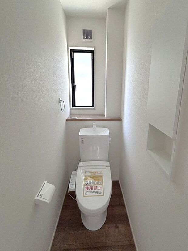 【トイレ】☆トイレ☆忙しい朝も安心の各階設置♪冬場特に重宝する温水便座機能付き♪小窓が付いているので換気もしっかり行えます♪