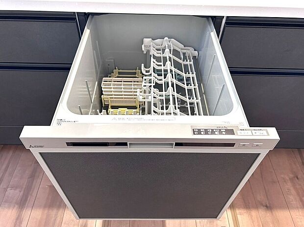 【その他設備】☆食器洗浄乾燥機☆日々の家事タイムを助ける強い味方♪機能性だけでなくお洒落なデザインも魅力です♪食事後の時間をお子様や旦那様とのゆとり時間に♪