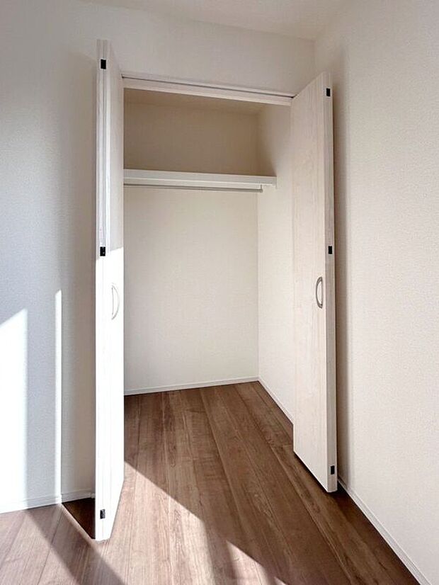 【収納】☆クローゼット（6帖洋室）☆棚がついているのでスペースを無駄にすることなくたっぷり収納いただけます♪