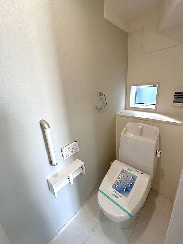 【トイレ】☆トイレ☆忙しい朝も安心の各階設置♪冬場特に重宝する温水便座機能付き♪小窓が付いているので換気もしっかり行えます♪
