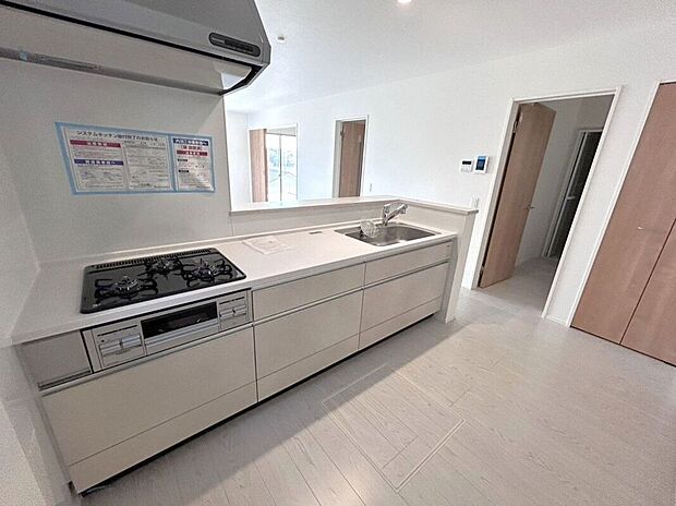 【キッチン】☆キッチン☆白を基調とした明るい雰囲気のキッチン♪対面キッチンで家族との会話もはずみます♪床下収納も完備でしっかり収納！