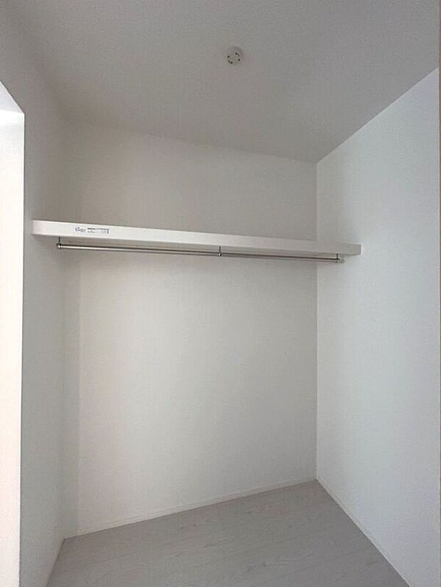 【収納】☆ファミリークローク☆玄関と洗面脱衣室の間に設けられたファミリークローク♪コートなどをかけて外出がスムーズに♪帰宅してすぐに汚れた衣類を洗濯機へ入れることができるのも魅力です♪