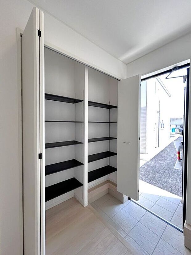 【玄関】☆シューズボックス☆高さ調節のできる便利な可動棚付き♪散らかりがちな玄関もスッキリ片付きます♪