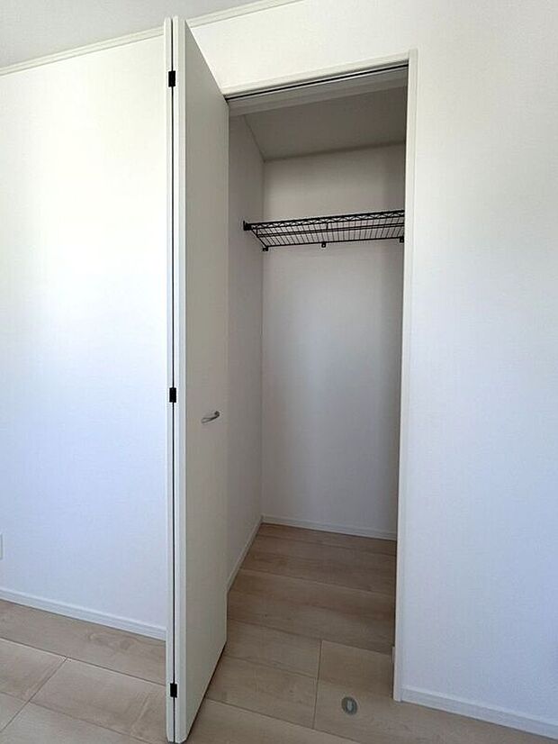 【収納】☆クローゼット（4.5帖洋室）☆棚がついているのでスペースを無駄にすることなくたっぷり収納いただけます♪