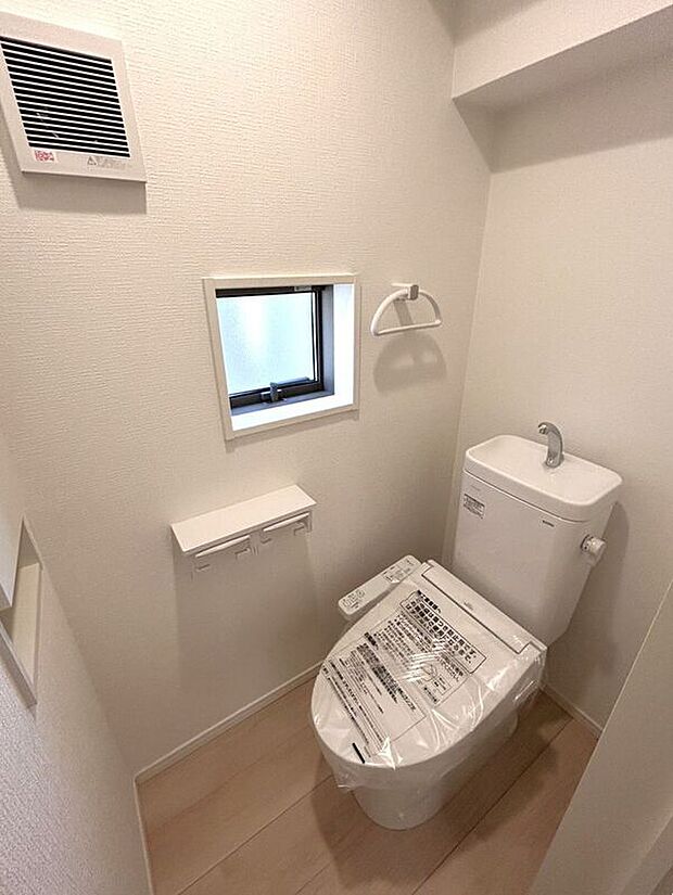 【トイレ】☆トイレ☆忙しい朝も安心の各階設置♪冬場特に重宝する温水便座機能付き♪小窓が付いているので換気もしっかり行えます♪