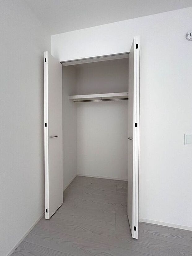 【収納】☆クローゼット(洋室B)☆容量大きめなので、お部屋がすっきり片付きます♪