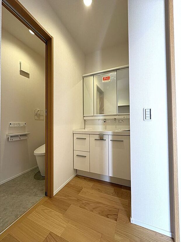 【洗面】☆洗面台☆使い勝手の良い三面鏡仕様の洗面化粧台♪鏡裏にも収納スペースしっかり完備♪洗面台周りがスッキリ片付きます♪