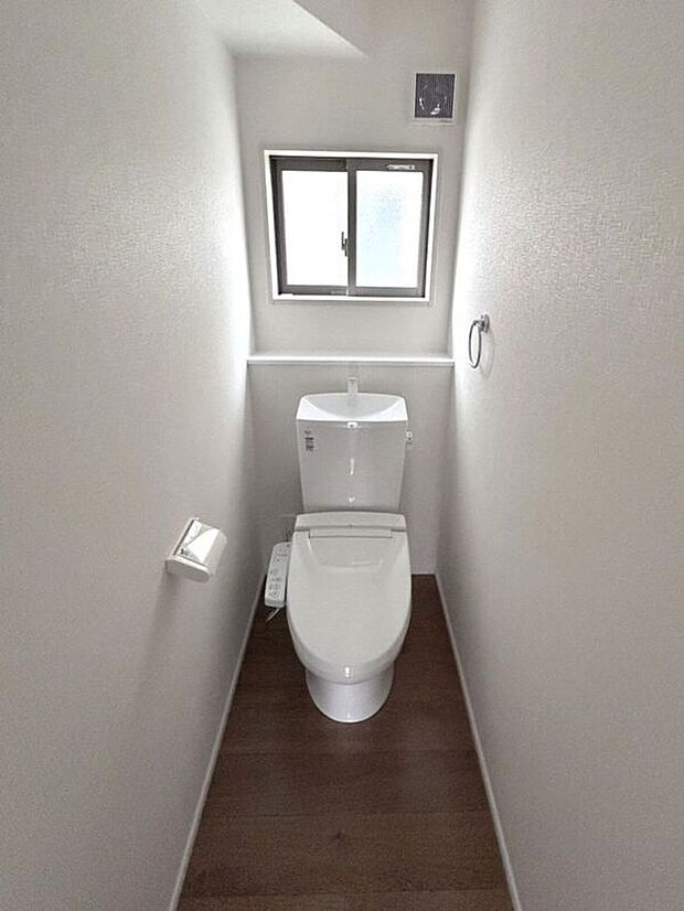 【トイレ】☆トイレ☆忙しい朝も安心の各階設置♪冬場特に重宝する温水便座機能付き♪小窓が付いているので換気もしっかり行えます♪